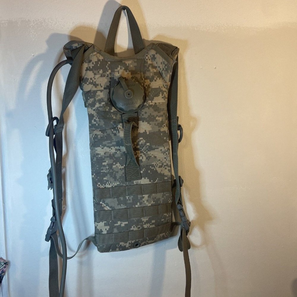 GENUINE US MILITARY ISSUE ARMY MOLLE II HYDRATION CARRIER SPECIALTY DEFENSE